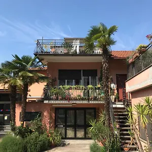 Con Terrazza E Posto Auto Libri E Giardini , Pero Italie
